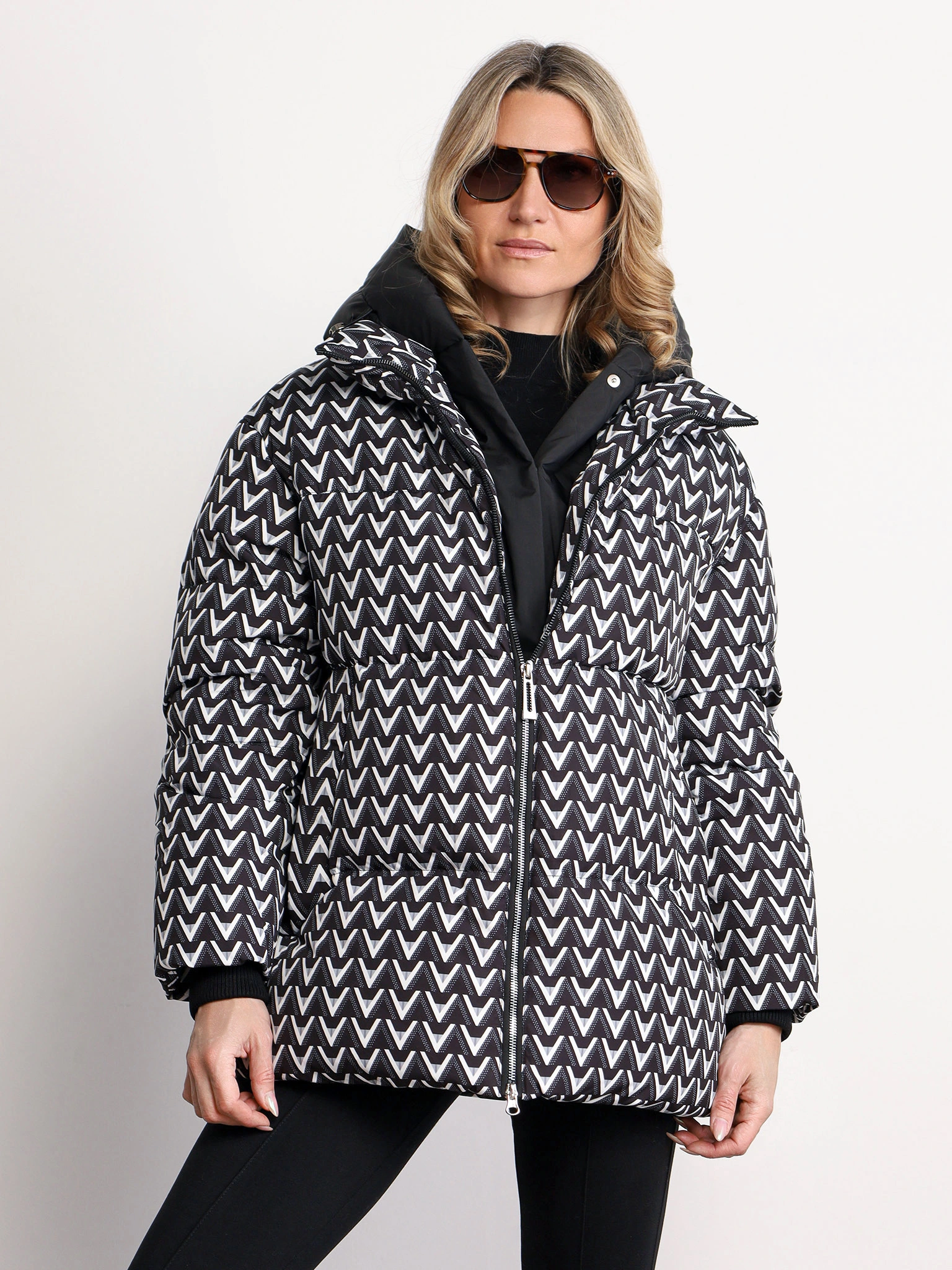 Пуховик с абстрактным принтом черного цвета с капюшоном-манишкой